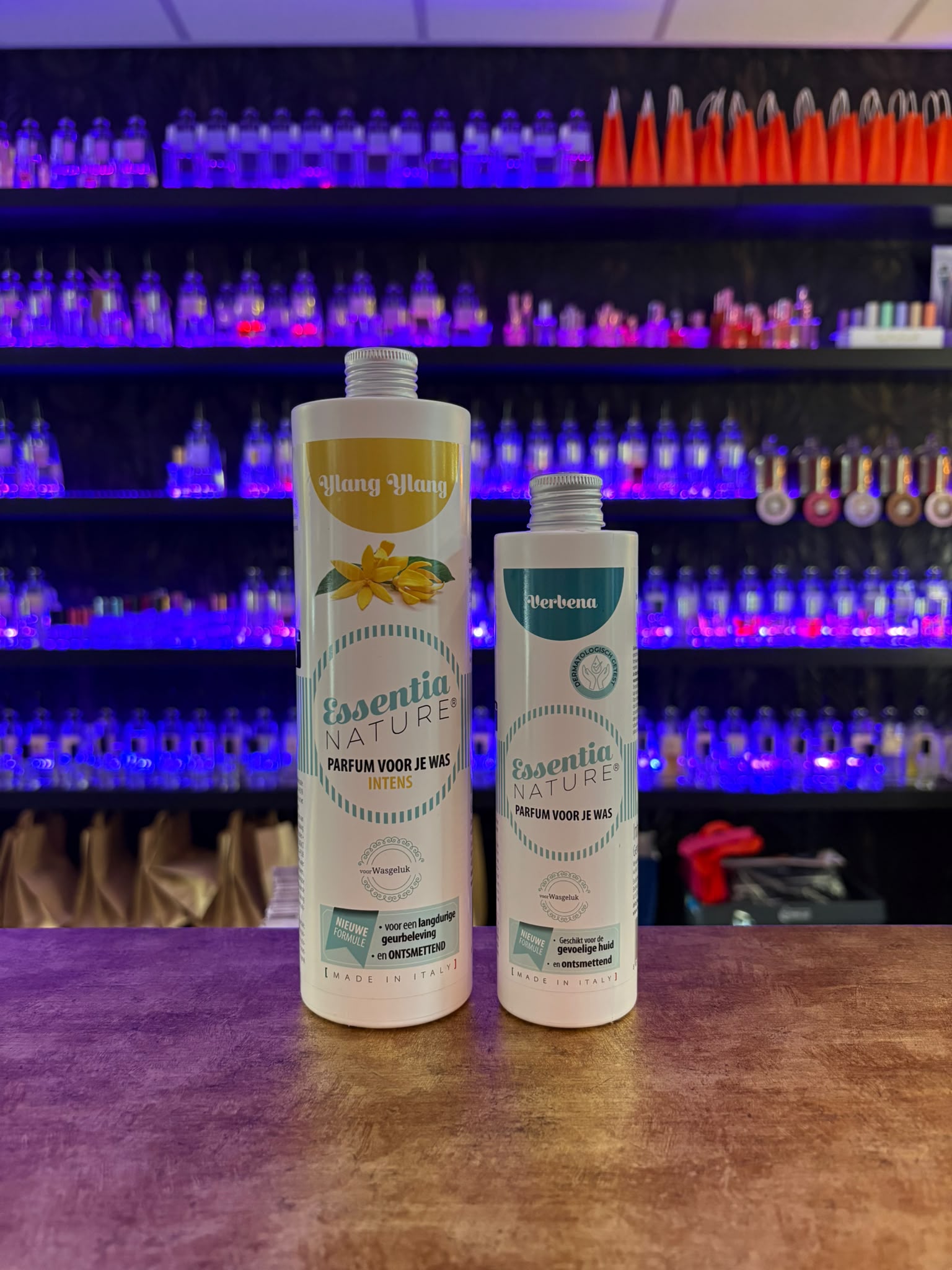 Wasparfum flesje bij een stapel wasgoed
